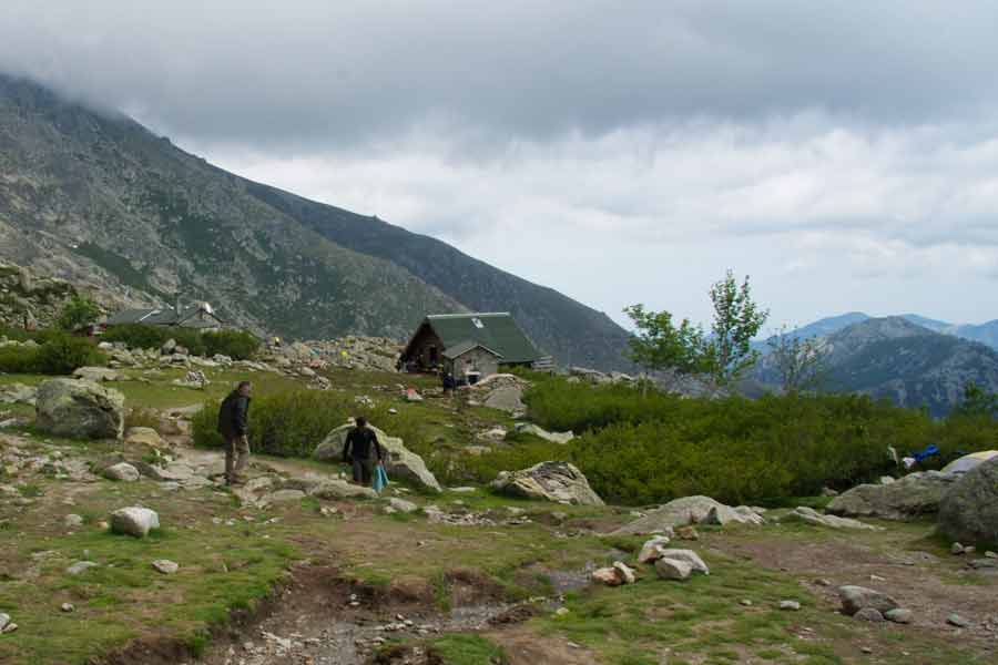 Refuge de Petra Piana sur le GR20, perché dans les montagnes corses sous un ciel nuageux