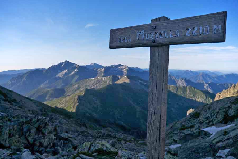 Panneau de Bocca Muzzella à 2210 mètres sur le GR20 entre Petra Piana et Manganu, avec vue sur les sommets corses