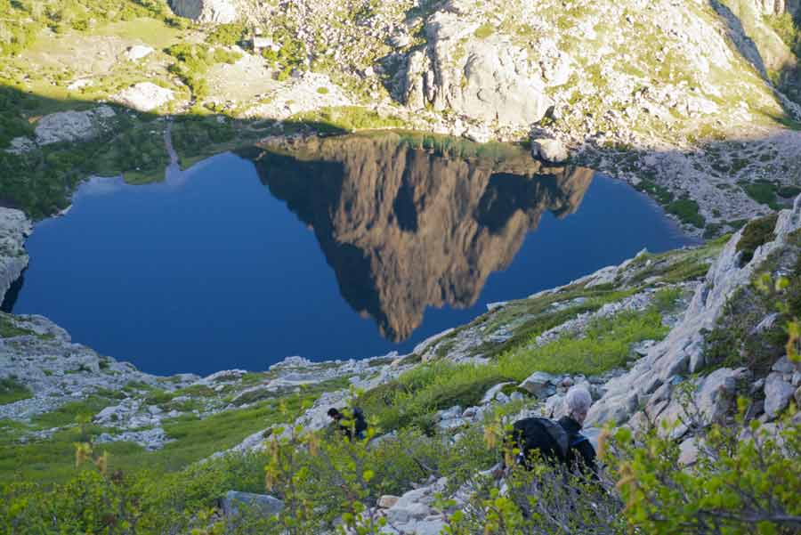 Reflet des montagnes corses dans le lac de Capitello visible depuis le GR20 entre Petra Piana et Manganu