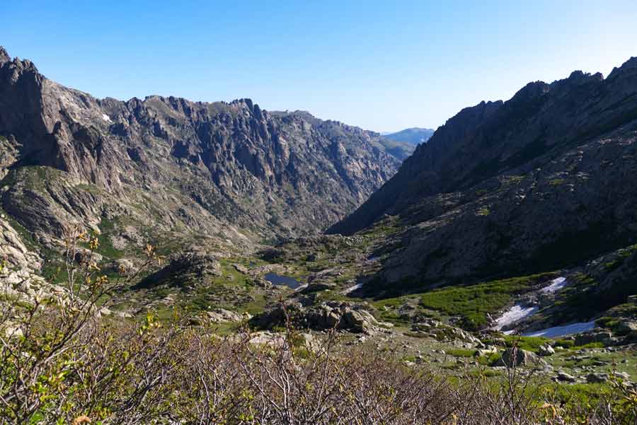 Vue plongeante sur la vallée et les lacs de la Restonica depuis le GR20 entre Petra Piana et Manganu en Corse