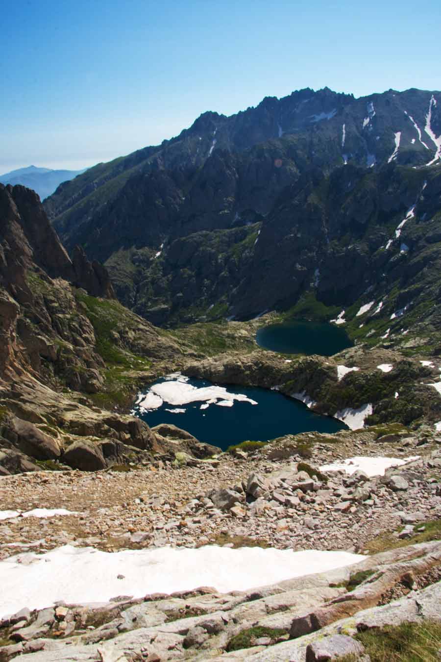 Vue plongeante sur les lacs de Capitello et Melo depuis le GR20 entre Petra Piana et Manganu, dans les montagnes corses