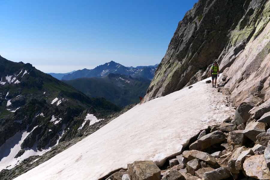 Passage enneigé sur le GR20 entre Petra Piana et Manganu, face aux montagnes corses