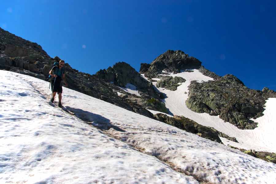 Randonneur traversant un névé sur le GR20 entre Petra Piana et Manganu, dans les montagnes corses