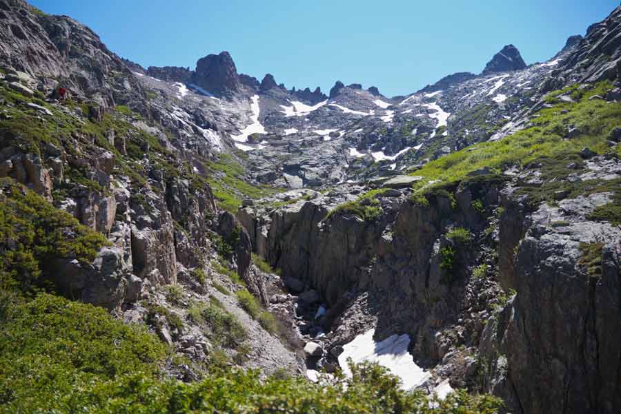 Paysage montagneux du GR20 entre Petra Piana et Manganu, avec névés et crêtes escarpées en Corse