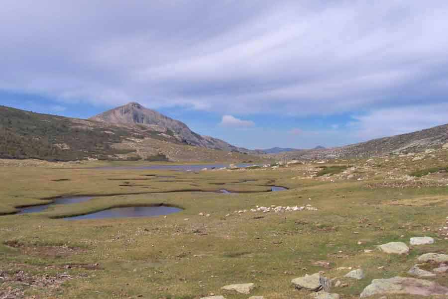 Paysage du lac de Nino et des pozzines sur le GR20 entre Manganu et Vergio en Corse