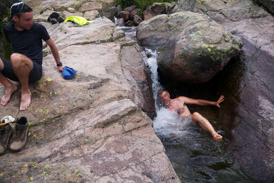 Baignade rafraîchissante dans une vasque naturelle du GR20 près de Manganu en Corse