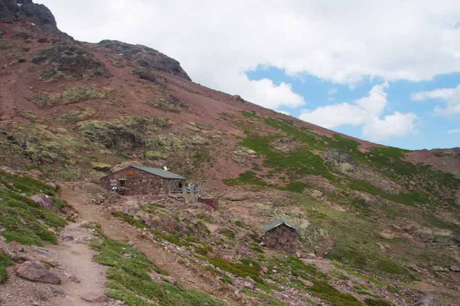 Refuge de Ciottulu di i Mori sur le GR20 dans le nord de la Corse