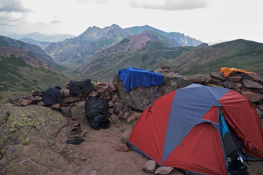 Tente installée au refuge de Ciottulu di i Mori sur le GR20 avec vue sur les montagnes de Corse