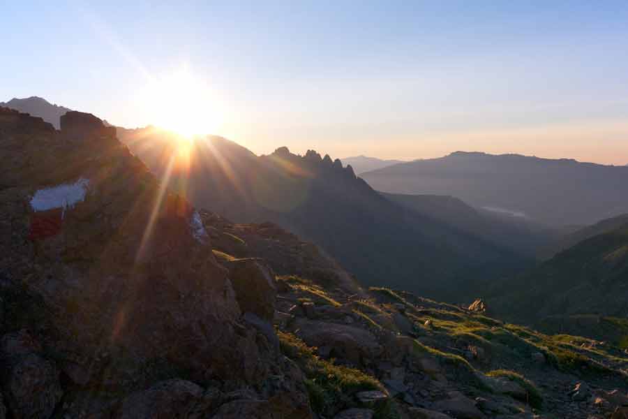 Lever de soleil sur le GR20 depuis Ciottulu di i Mori avec vue sur la Paglia Orba en Corse