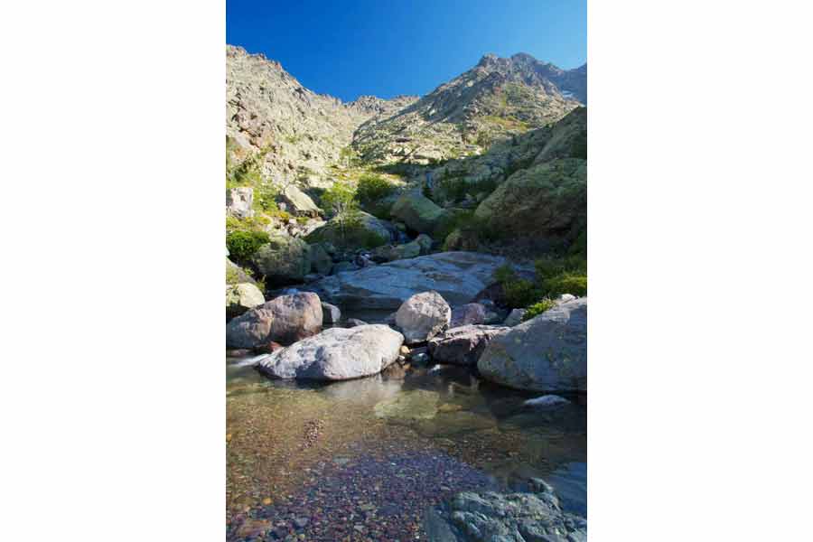 Torrent de montagne sur le GR20 entre Ciottulu di i Mori et Tighjettu en Corse