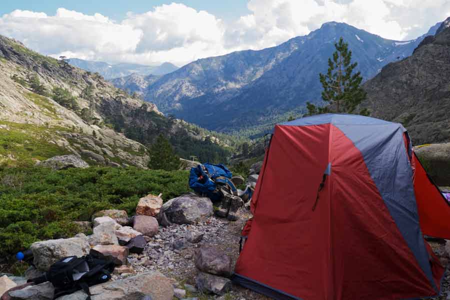 Tente installée au refuge de Tighjettu sur le GR20 avec vue sur les montagnes corses