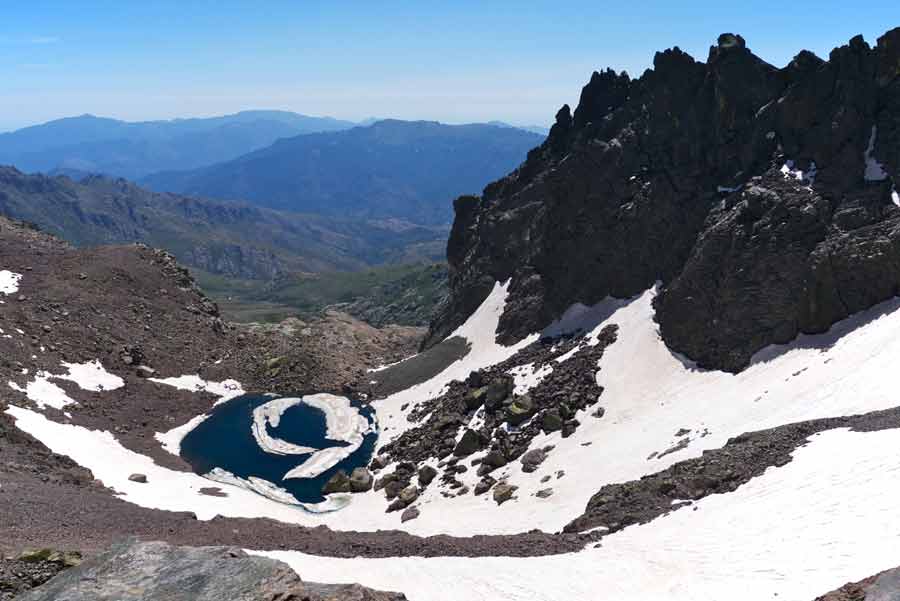 Lac de montagne enneigé sur le GR20 près du Monte Cinto en Corse