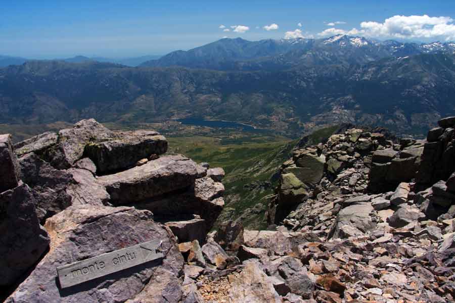 Vue depuis le sommet du Monte Cinto sur le GR20 en Corse avec panorama sur les montagnes et la vallée