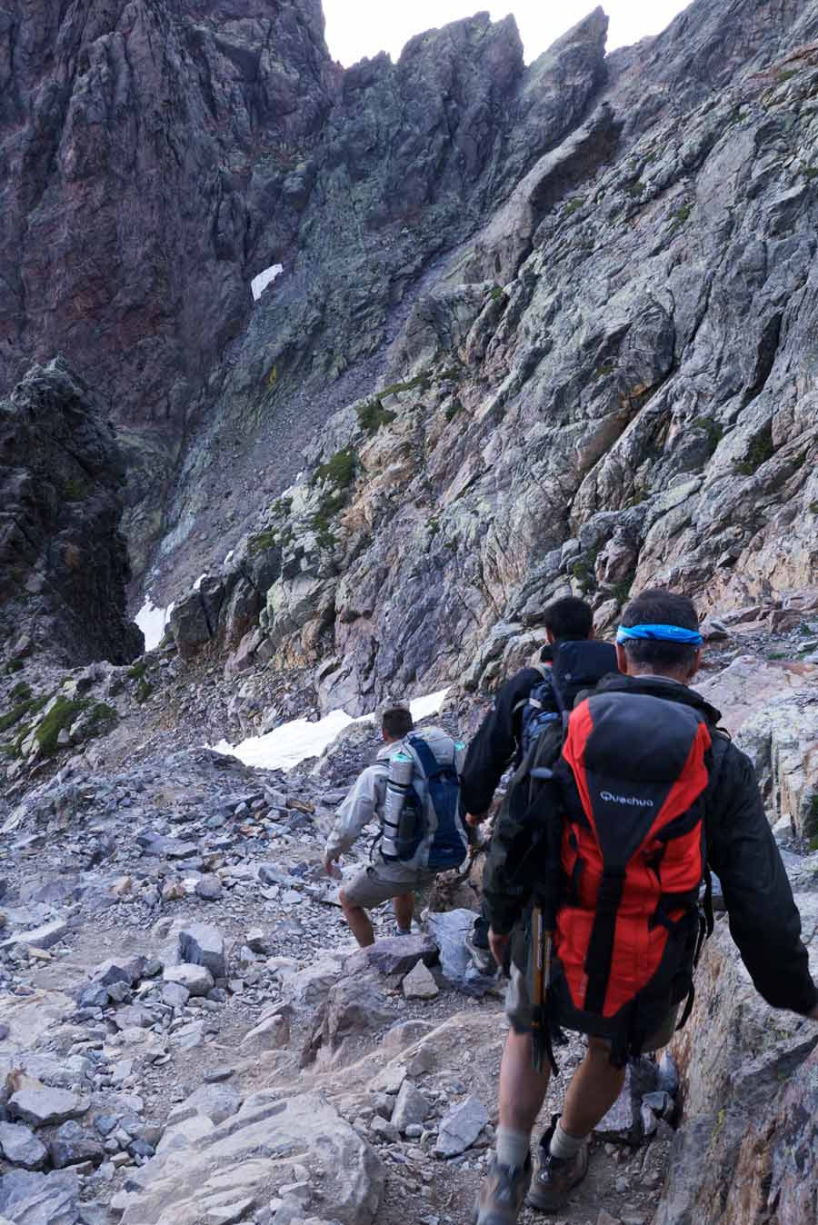 Randonneurs descendant dans le cirque de la Solitude sur le GR20 entre Tighjettu et Caruzzu en Corse