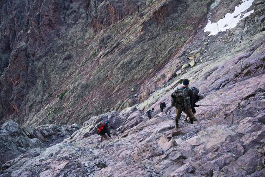 Descente escarpée dans le cirque de la Solitude sur le GR20 en Corse, entre Tighjettu et Caruzzu
