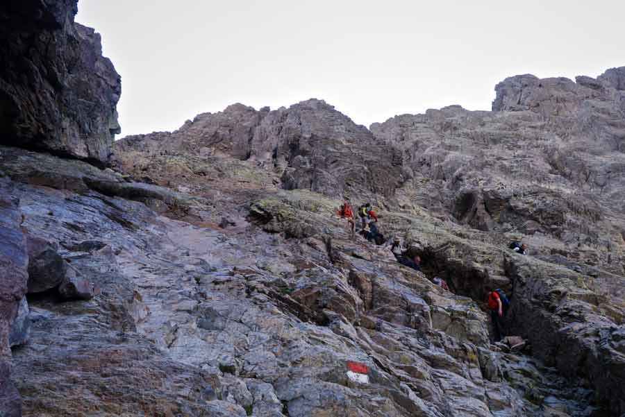 Passage équipé de chaînes dans le cirque de la Solitude sur le GR20 entre Tighjettu et Caruzzu, Corse