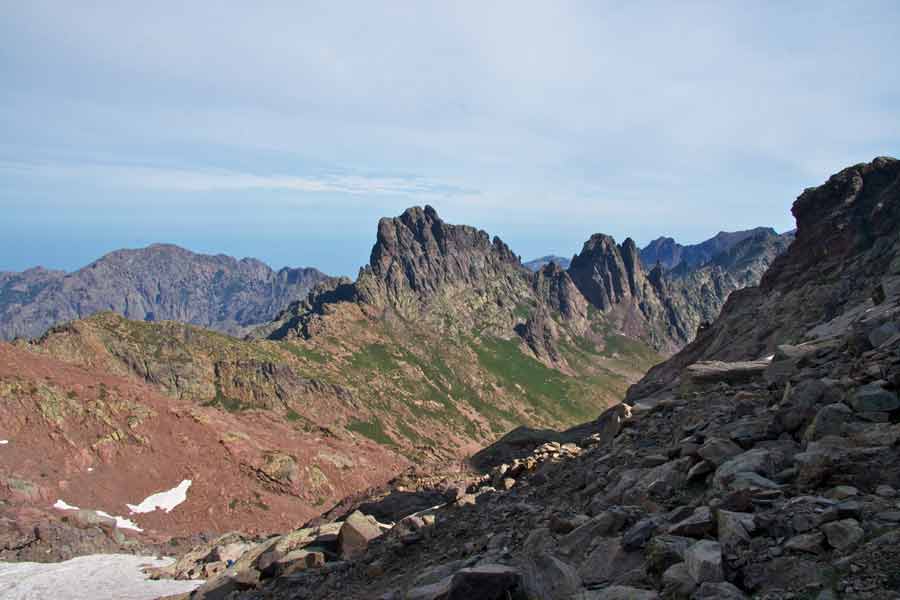 Paysage du GR20 en Corse avec vue sur les montagnes rocheuses du massif du Monte Cintu entre Tighjettu et Caruzzu