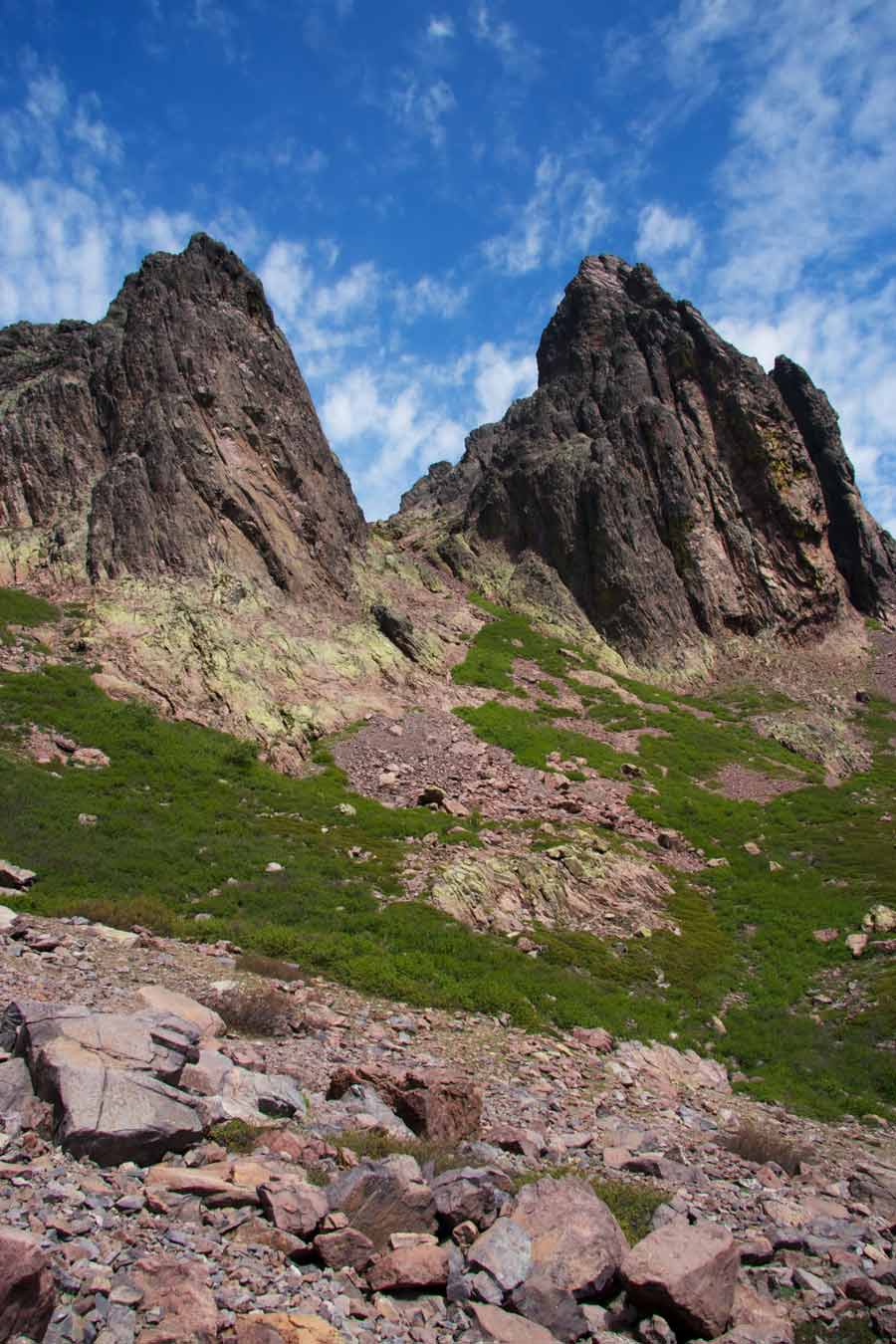 Pentes rocheuses et sommets escarpés du GR20 dans le massif du Monte Cintu en Corse