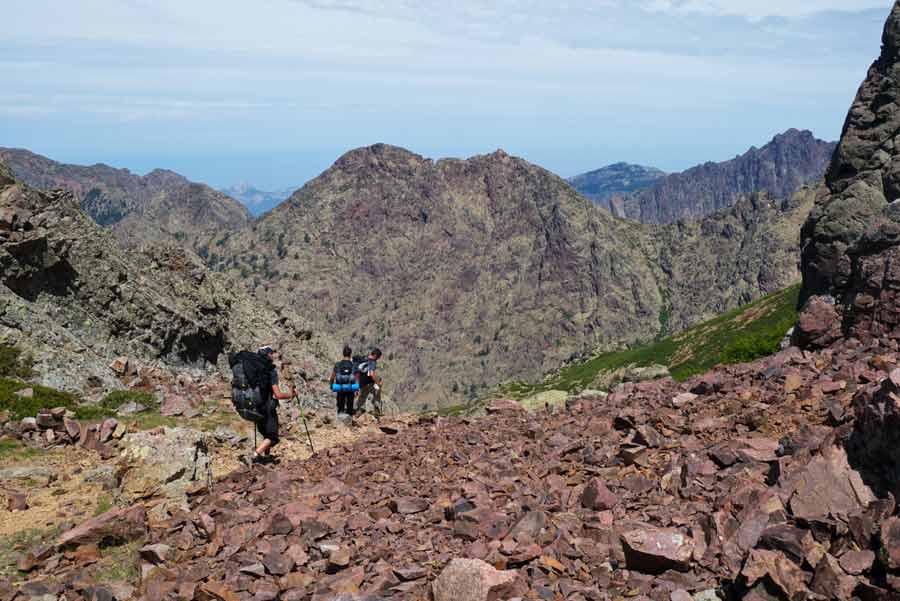 Randonneurs sur le GR20 descendant vers la vallée d’Ascu Stagnu dans le massif du Monte Cintu en Corse