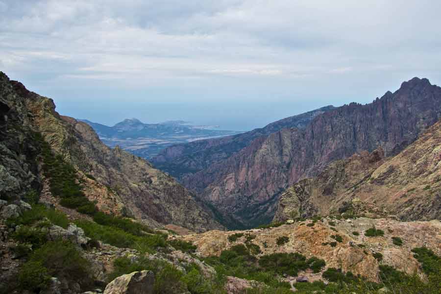 Vue panoramique depuis le GR20 sur les gorges et la côte nord de la Corse vers Calvi