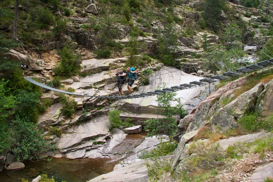 Passerelle suspendue de Spasimata sur le GR20, au-dessus du torrent de la vallée de Caruzzu en Corse