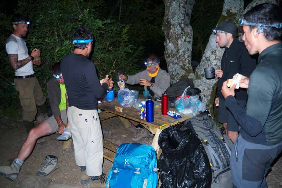 Randonneurs prenant leur petit-déjeuner en pleine nuit avant le départ pour la dernière étape du GR20 depuis le refuge de Carrozzu en Corse
