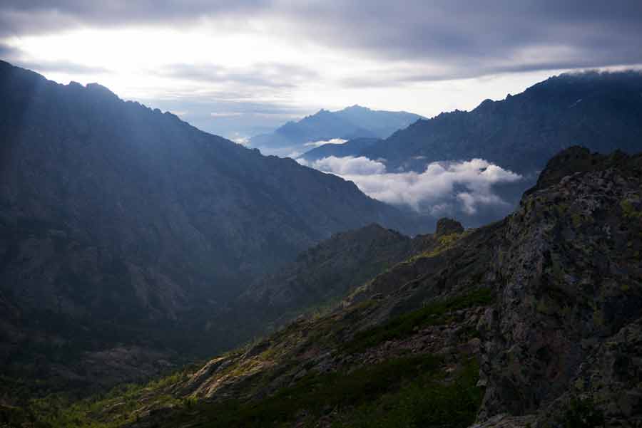 Lever du soleil sur les montagnes corses depuis le GR20 entre Carrozzu et Ortu di U Piobbu