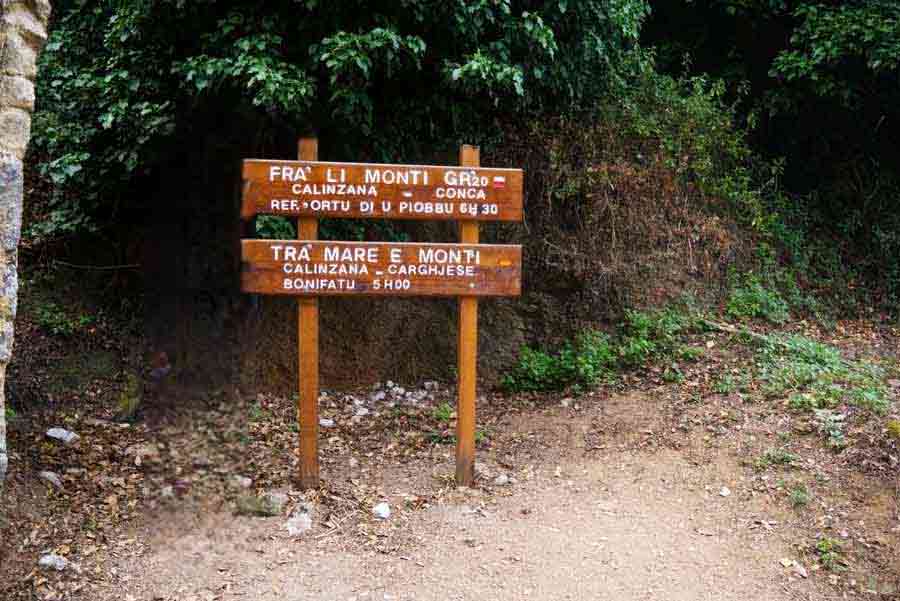 Panneau en bois marquant la fin du GR20 à Calenzana, point de départ ou d’arrivée du célèbre sentier corse