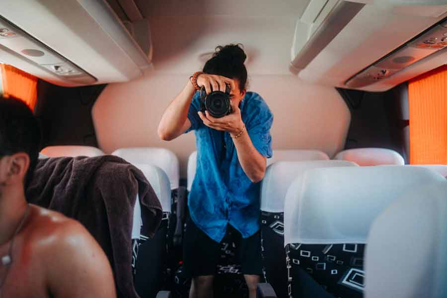 Photographe en action à bord d’un minibus lors d’un voyage photo en petit groupe