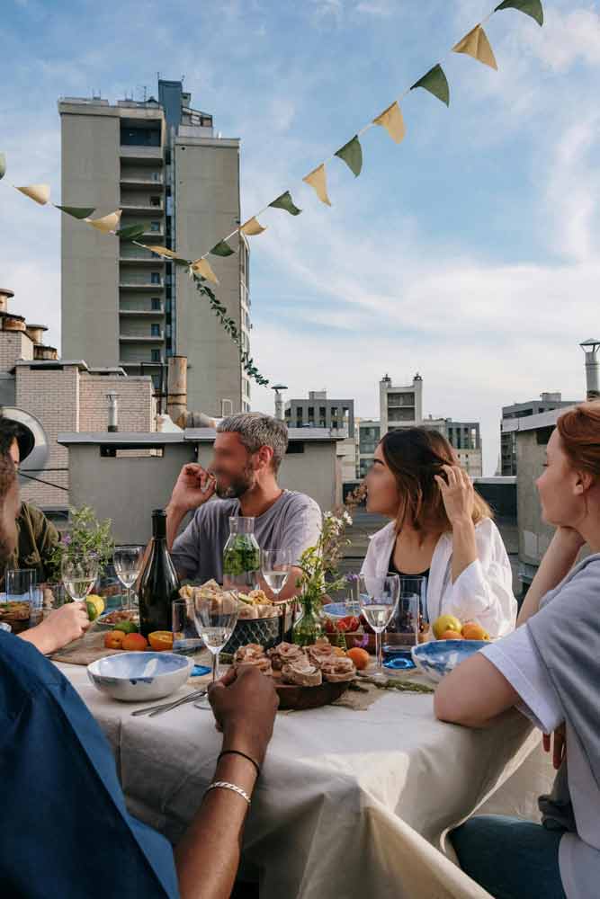 Moment de convivialité partagé autour d’un repas en petit groupe lors d’un voyage avec aguila voyage onestrip, mêlant rencontres humaines et art de vivre local