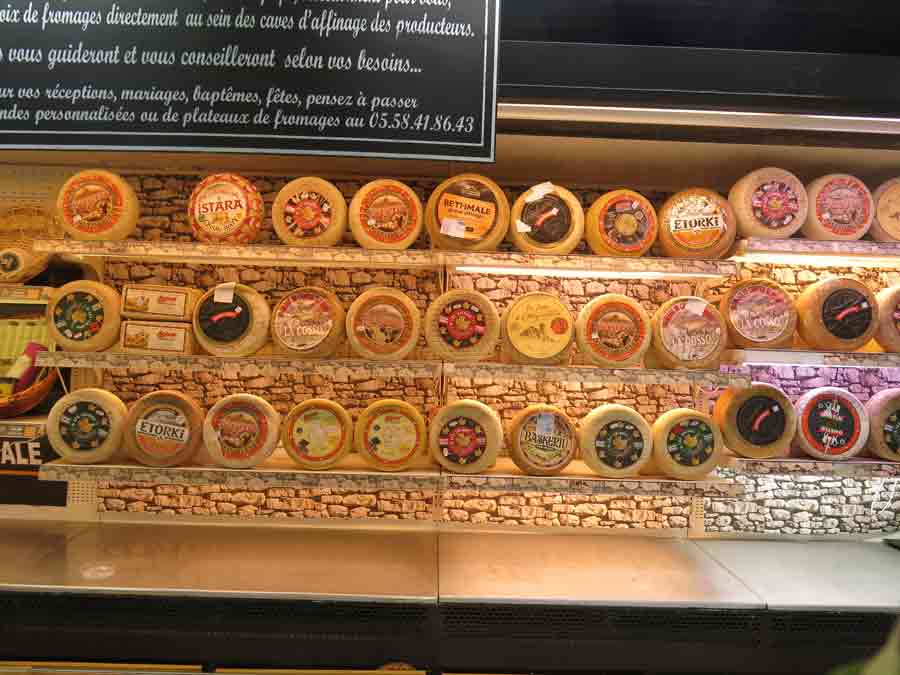 Étal de fromages de brebis du Pays basque, reflet du terroir et des savoir-faire locaux mis en valeur sur Merkatu blog basque