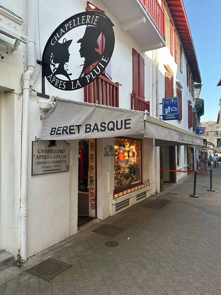 Devanture d’une chapellerie traditionnelle au Pays basque mettant en valeur le béret basque, symbole de l’artisanat local mis en lumière sur Merkatu blog