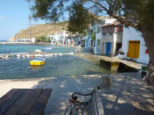 Village des Cyclades au bord de l’eau, maisons blanches et barques colorées dans une ambiance paisible, fidèle à l’esprit destination med blog et au voyage lent en Méditerranée