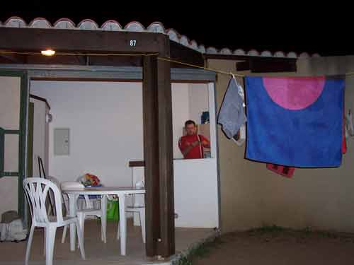 Petit hébergement de camping réservé lors d'un road trip sur l'île de beauté avec table extérieure et linge suspendu la nuit