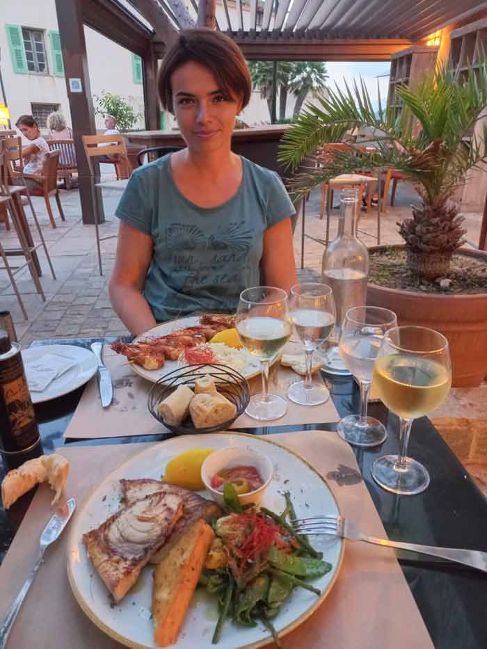 Repas pris dans un restaurant à Erbalunga avec poisson et vin blanc lors d'une étape de notre road trip corse