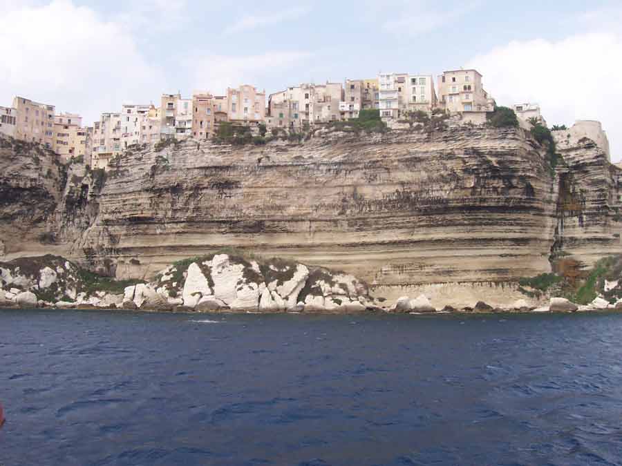 Ville de Bonifacio perchée sur des falaises calcaires au-dessus de la mer en Corse (1ere étape de notre road trip en Corse)