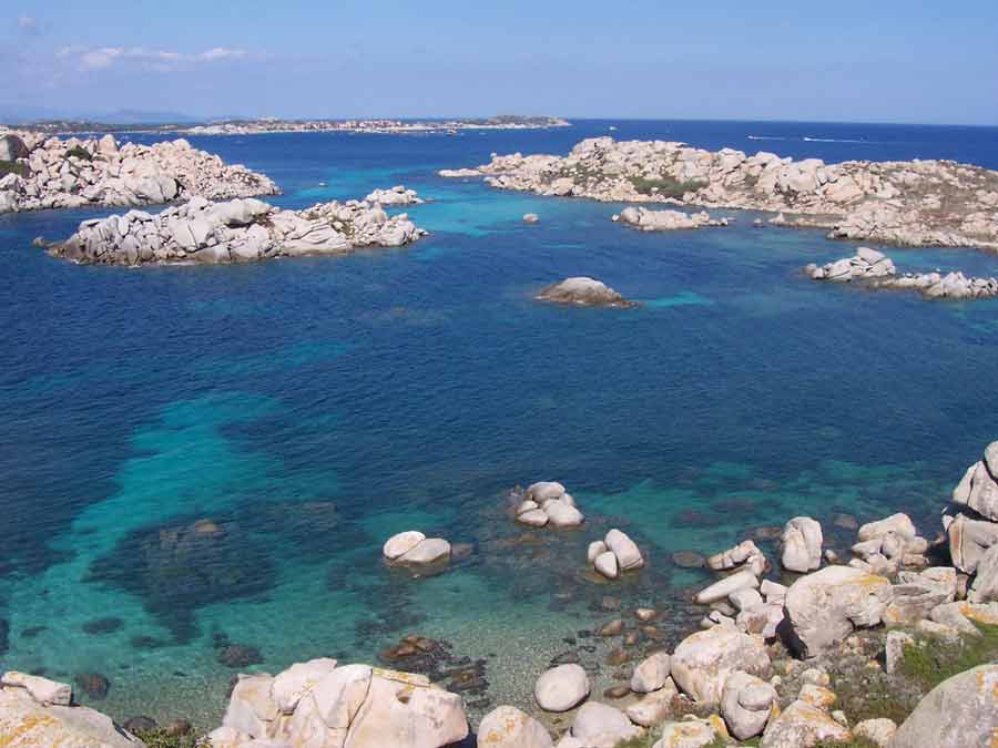 Iles Lavezzi avec rochers granitiques et eau turquoise cristalline