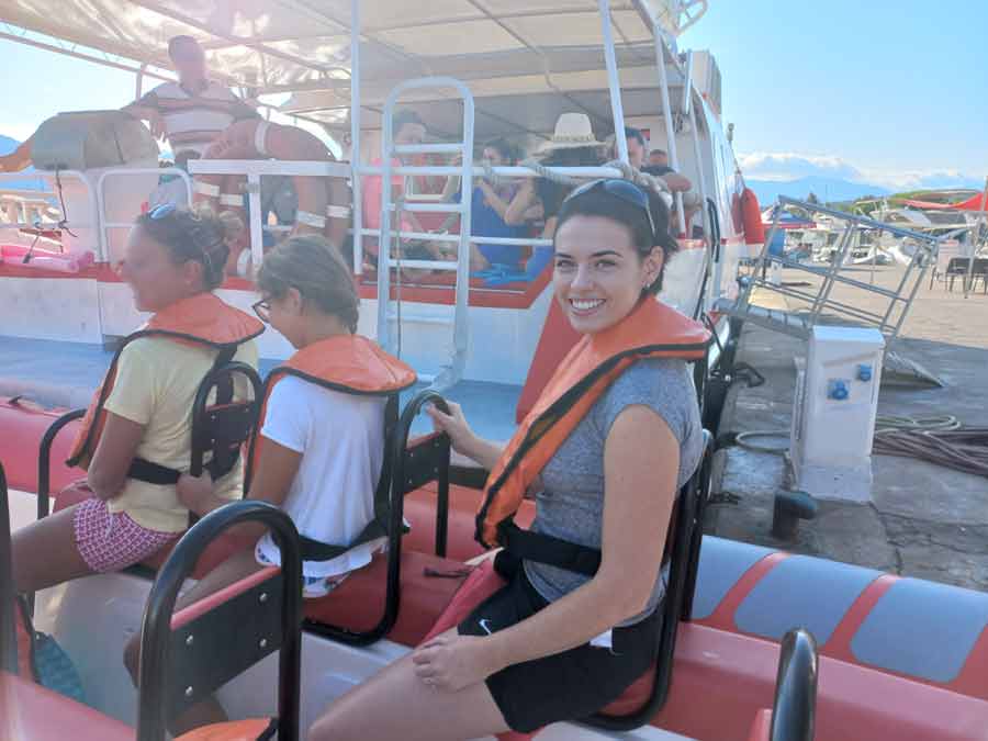 Embarquement à bord d'une navette maritime au départ de Saint-Florent, gilets de sauvetage enfilés, direction la plage de Saleccia
