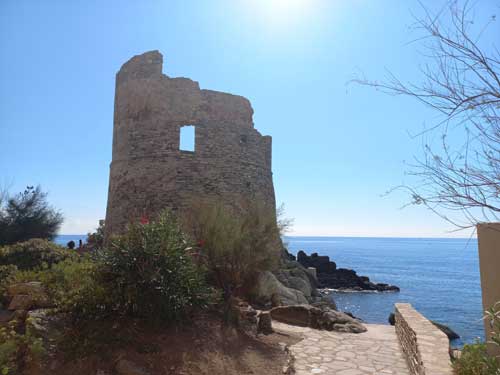 Vue rapprochée de la tour génoise en ruine d'Erbalunga, dressée sur les rochers face à la mer Tyrrhénienne