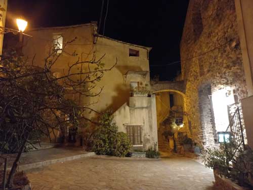 Une ruelle d'Erbalunga de nuit, façades éclairées et pavés silencieux une fois les visiteurs partis