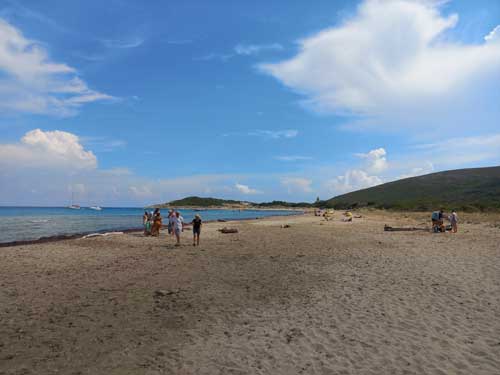 L'ambiance décontractée de la plage de Barcaggio, entre maquis et mer, tout au bout du Cap Corse