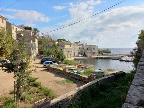 Le petit village de Porticciolo sur la côte du Cap Corse, avec ses maisons en pierre et son mouillage tranquille