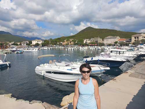 Le port de Santa-Severa dans le Cap Corse, avec ses bateaux amarrés et les montagnes en arrière-plan