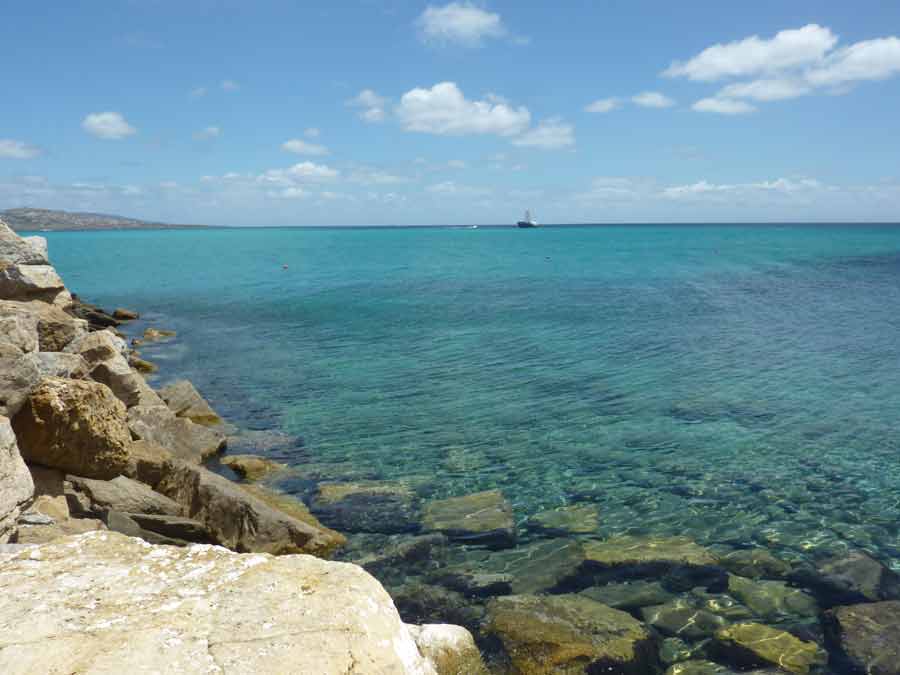 Eaux turquoise et rochers de granit sur la côte nord-ouest de la Sardaigne, sur la route de Stintino depuis Porto Torres