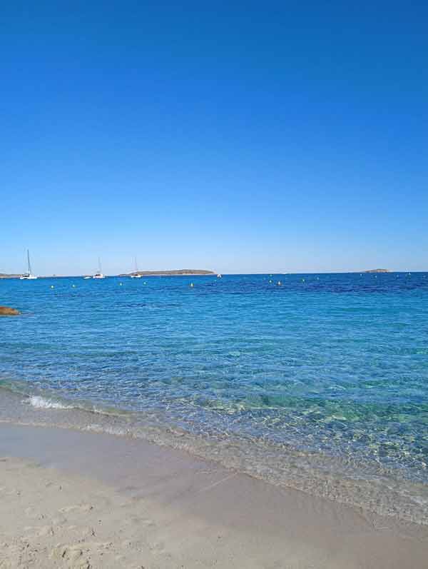 Sable blanc et eau turquoise sur la plage de Palombaggia près de Porto-Vecchio, face aux îles Cerbicale